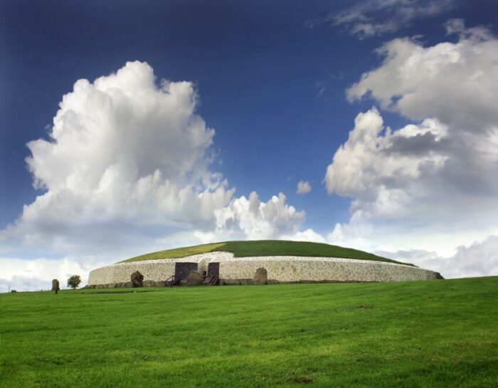 NEWGRANGE –  IL CENTRO DELLA SPIRALE COSMICA – PRINCIPIO GENERATORE DI TUTTE LE COSE