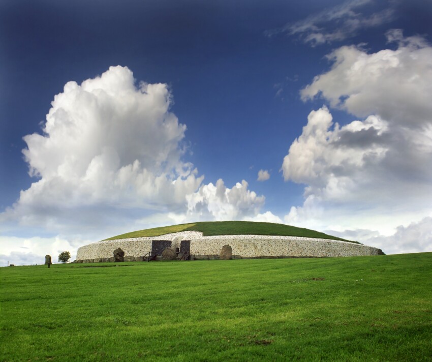 NEWGRANGE –  IL CENTRO DELLA SPIRALE COSMICA – PRINCIPIO GENERATORE DI TUTTE LE COSE