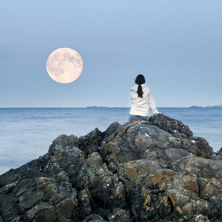 LUNA PIENA IN VERGINE – UN’ ESPRESSIONISTA AL LAVORO